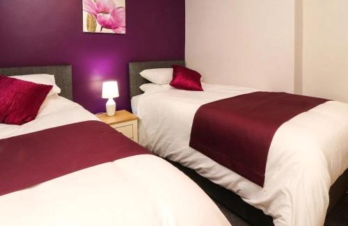 South Shore House | 7-Bed Beachside Retreat - Sleeps 14 & Pet Friendly