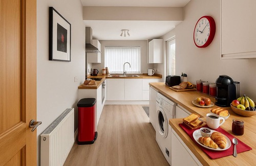 Old Trafford House | 7 Bed Holiday Home+WiFi+free Private Parking.Closest to football Ground+Downtown