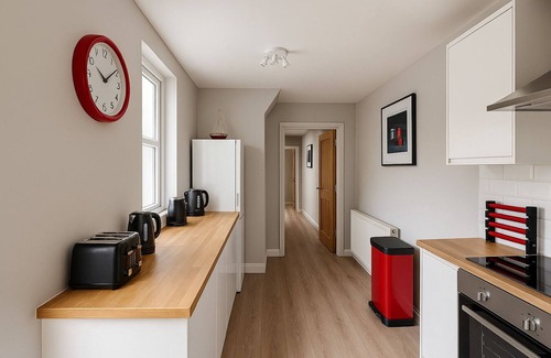 Old Trafford House | 7 Bed Holiday Home+WiFi+free Private Parking.Closest to football Ground+Downtown