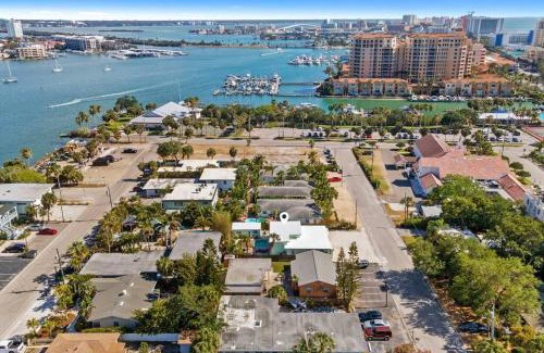 Bay Esplanade House | 7 Bedroom 5 Bath Home with Cottage on Clearwater Beach!