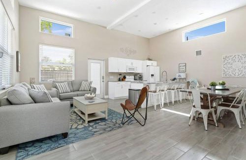 Bay Esplanade House | 7 Bedroom 5 Bath Home with Cottage on Clearwater Beach!