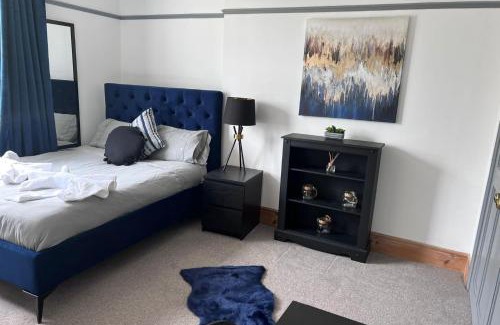 Porthcawl House | 7 Bedroom House - Hot Tub Garden Pets Events