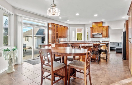 Popkum House | 7 BR House With Pool & Hot Tub Near Harrison