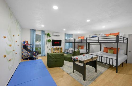 Seminole House | 7 Br Sleeps 22 Sport Court Heated Pool Putt Putt