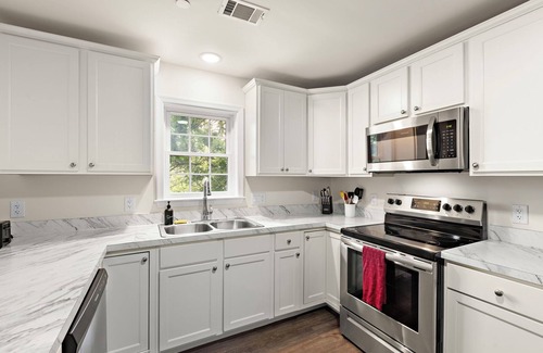 Newark Condo | 7 guests NYC/NWK Free parking