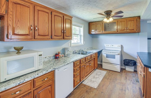 Glasgow House | 7 Mi to Barren River Lake: Quiet Getaway w/Yard!