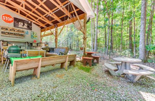 Ranger House | 7 Mi to Carters Lake Cabin with Pond and Pedal Boat!
