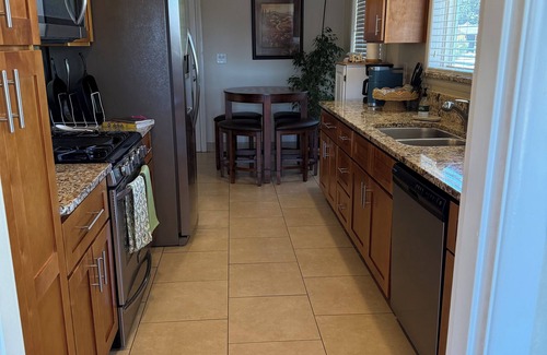 Salem House | 7 min to downtown Salem, Hospital, & Convention Center. 3bdrm 2.5 bath with WIFI