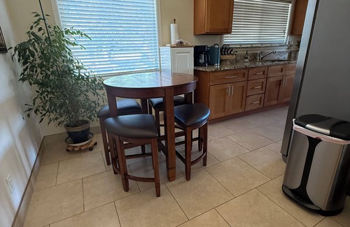 Salem House | 7 min to downtown Salem, Hospital, & Convention Center. 3bdrm 2.5 bath with WIFI