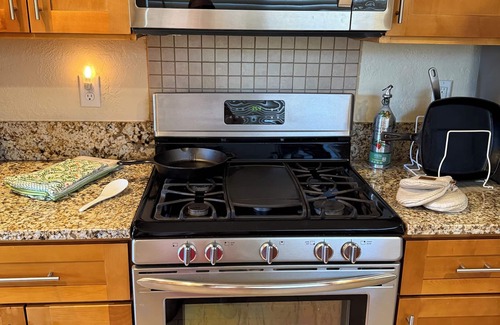 Salem House | 7 min to downtown Salem, Hospital, & Convention Center. 3bdrm 2.5 bath with WIFI