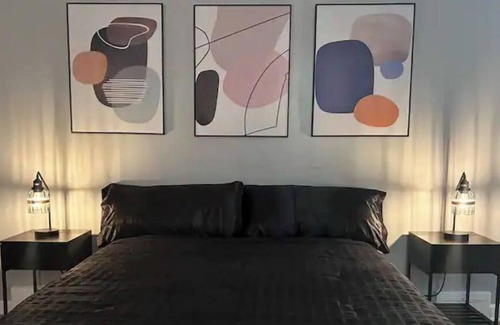 Upper Darby Apartment | 7 Minutes to Center City Philadelphia! Entire Apartment!