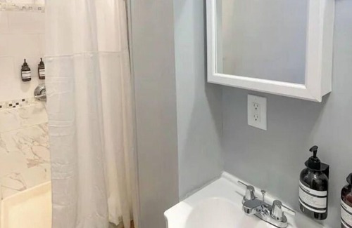 Upper Darby Apartment | 7 Minutes to Center City Philadelphia! Entire Apartment!