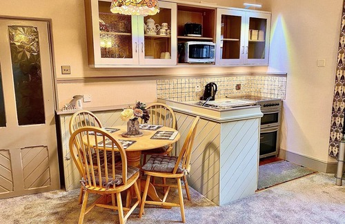 Portreath Apartment | 7~Short walk~Beach~Pubs~Shops: Chlorine safe Pool and Hot tub, Games room, WiFi