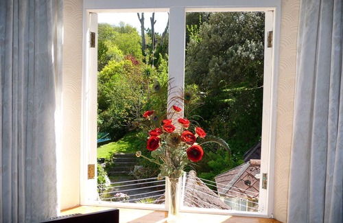 Portreath Apartment | 7~Short walk~Beach~Pubs~Shops: Chlorine safe Pool and Hot tub, Games room, WiFi