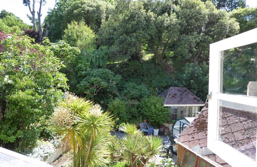 Portreath Apartment | 7~Short walk~Beach~Pubs~Shops: Chlorine safe Pool and Hot tub, Games room, WiFi