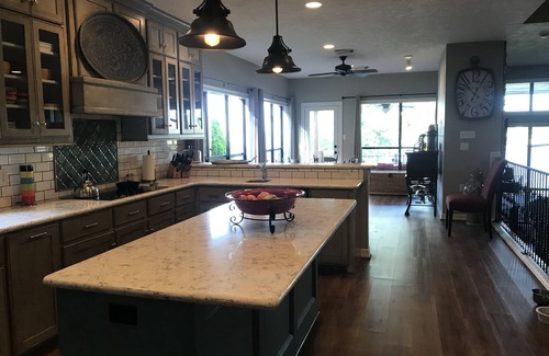 Walden on Lake Conroe House | 70 jet spa, lakefront, boat lift, swim/fish dock, huge yard, grill, Lrg 3300sf