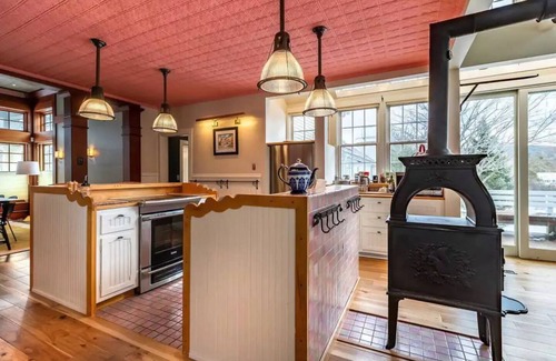 Manchester House | 7200 sf Villa & Barn on 4 Acre Manchester Estate