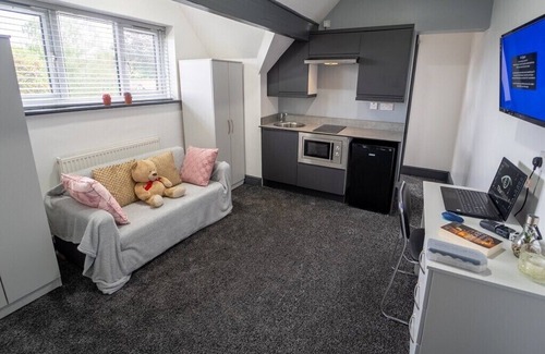 Selly Oak House | 76 Bournbrook Road Equipped Studios Near QE
