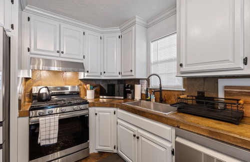 Warr Acres House | 7BR Lakefront Retreat for Family + Friendsgiving w/Hot Tub #NH