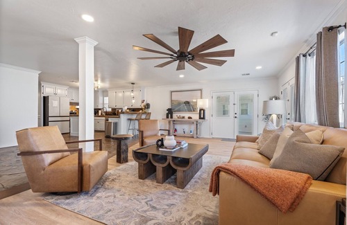 Warr Acres House | 7BR Lakefront Retreat for Family + Friendsgiving w/Hot Tub #NH