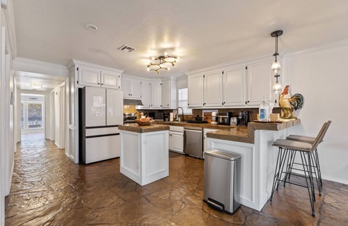 Warr Acres House | 7BR Lakefront Retreat for Family + Friendsgiving w/Hot Tub #NH