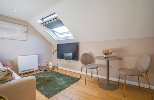 Holland Park Apartment | 7even Cloud Oasis: Stylish apartment near Westfield