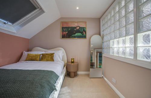 Shepherd's Bush Apartment | 7even Clouds Oasis- Stylish Apartment Near Westfield