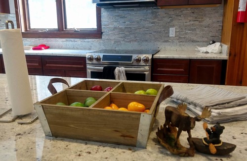 Jackson House | 7mins to Storyland, hot tub, 20mins to Conway! Ski and hike for year round fun!