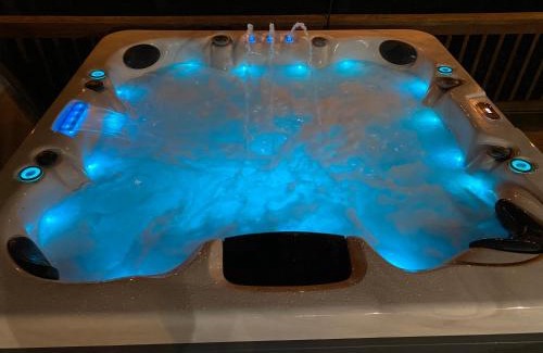 Nellysford Ski Chalet | 7th Hole Chalet at Wintergreen Resort Hot Tub, Sauna & 3 Fireplaces