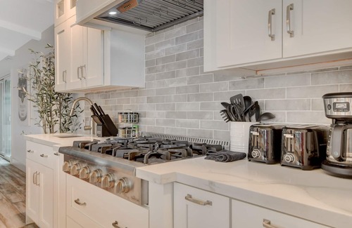 Paradise Springs Bed & Breakfast | 7x3 Villa, 10mins to the Strip, 16 seat dining table, pool + spa, RV parking.