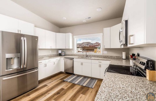 Kanab House | 8 Acre Estate I Swimming Pool & Hot Tubs I 8 Homes