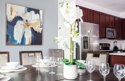 Veranda Palms House | 8-Bedroom Family Mansion with Pool and BBQ Grill