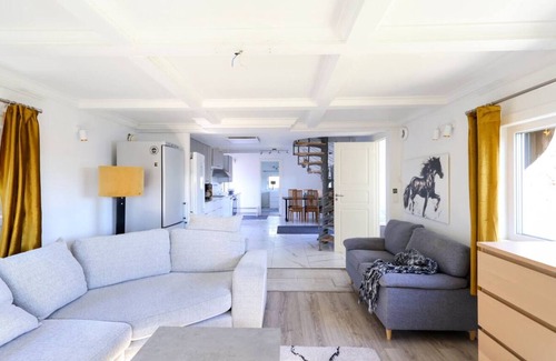 Molnlycke Apartment | 8 Beds Workers Dream Home - Free Parking - Wifi