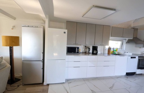 Molnlycke Apartment | 8 Beds Workers Dream Home - Free Parking - Wifi