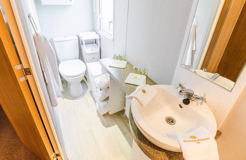 Chapel Saint Leonards House | 8 Berth Large Caravan Private Bathroom