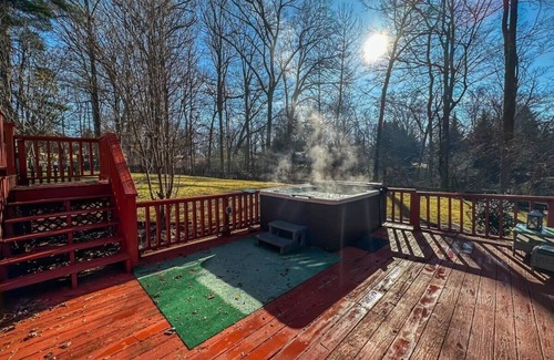 Candler House | 8 Br~Sleeps 24~Hot Tub~Game Room~Dog Friendly!