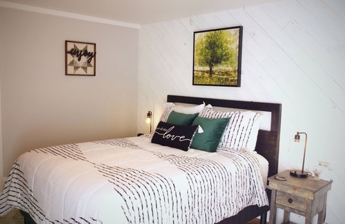 Snowflake Hotel | #8 Cozy Room in Historic Inn, Green Grotto