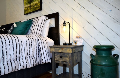 Snowflake Hotel | #8 Cozy Room in Historic Inn, Green Grotto