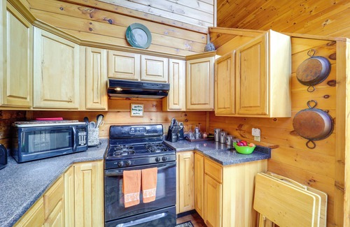 Apple Ridge Cabin | 8 Mi to Appalachian Ski! Mtn-View Gem on 22 Acres