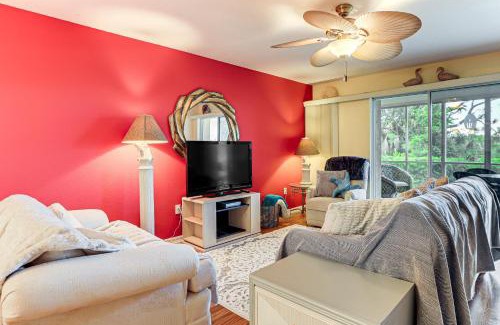 Englewood Apartment | 8 Mi to Beach with Pool Access Englewood Condo!