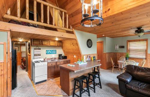 Lampe House | 8 Mi to Dogwood Canyon Cozy Cabin with Deck