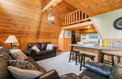 Lampe House | 8 Mi to Dogwood Canyon Cozy Cabin with Deck