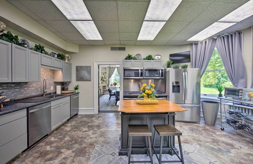 Annville House | 8 Mi to Hersheypark: Luxe Manor in Annville