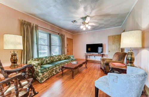 Broussard House | 8 Mi to Lafayette Dog-Friendly Home with Large Yard