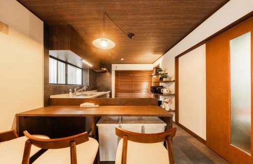 Ota Apartment | 8 min walk to station 11 min to HND airport 85 sqm max 8 people full renovation 2 toilets Netflix