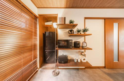 Ota Apartment | 8 min walk to station 11 min to HND airport 85 sqm max 8 people full renovation 2 toilets Netflix