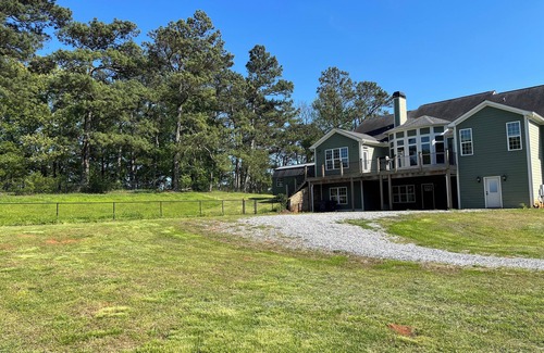 Chestatee House | 800 SQFT of Club House - Home Theater /Bar Area with 175' Screen & BOSE sound.