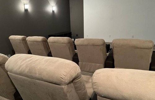 Chestatee House | 800 SQFT of Club House - Home Theater /Bar Area with 175' Screen & BOSE sound.
