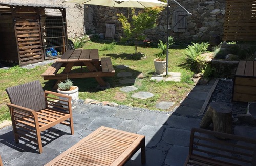 Orgeix House | 85m2 stone mountain house with garden