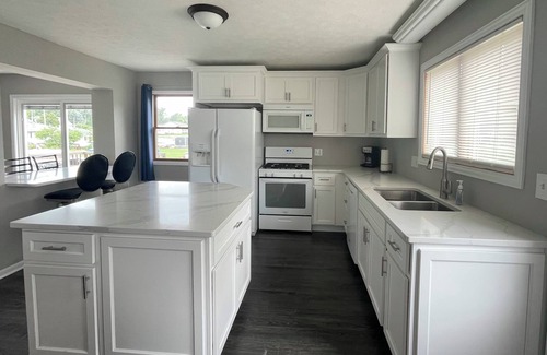 Syracuse House | 88 Feet of Wawasee Channel Frontage